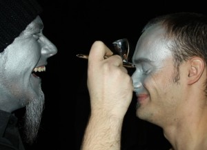 Stahlmann beim MakeUp mit Senjo-Color